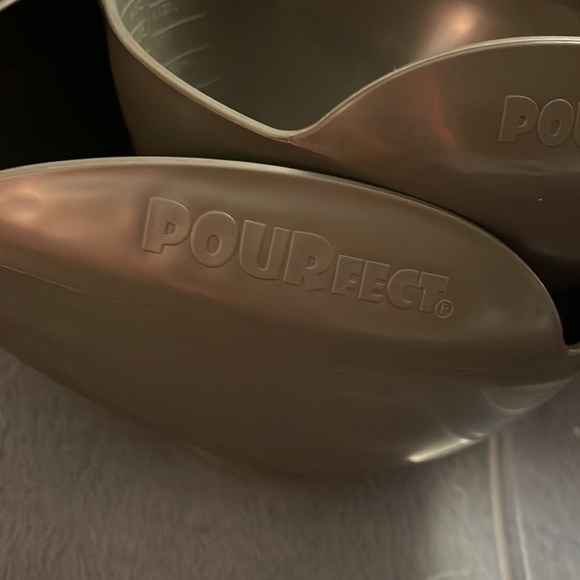 New POURfect Set of 2 Spill Poof Bowls w/Measurements inside of bowl - Picture 4 of 10